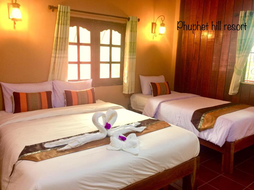 Postel nebo postele na pokoji v ubytování Phuphet Hill Resort
