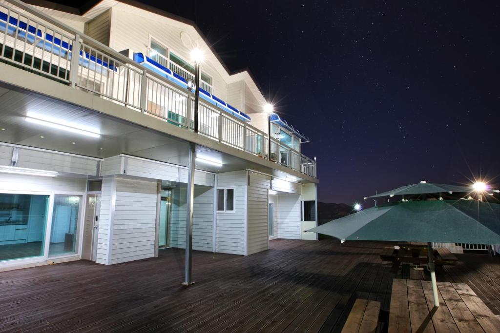 麗水的住宿－海邊度假屋，一座在甲板上过夜的建筑