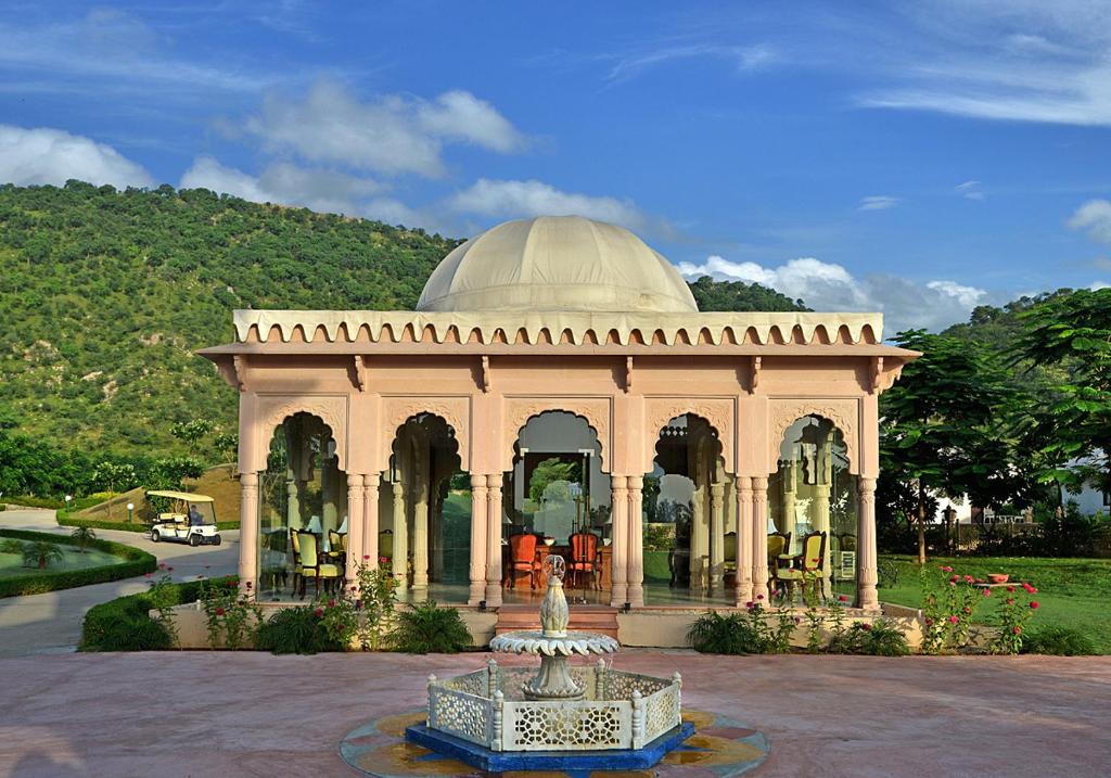 齋浦爾的住宿－拉賈斯坦Spa度假酒店，一座大型建筑,前面有一个喷泉