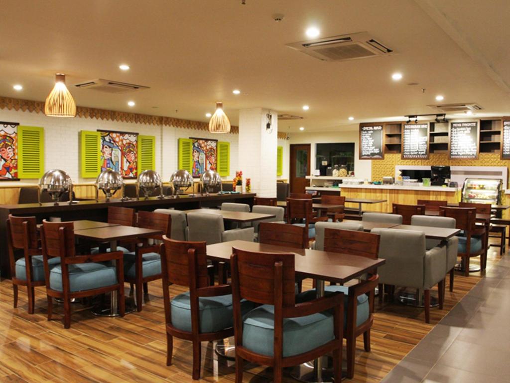 Veitingastaður eða matsölustaður á MaxoneHotels.com at Kramat