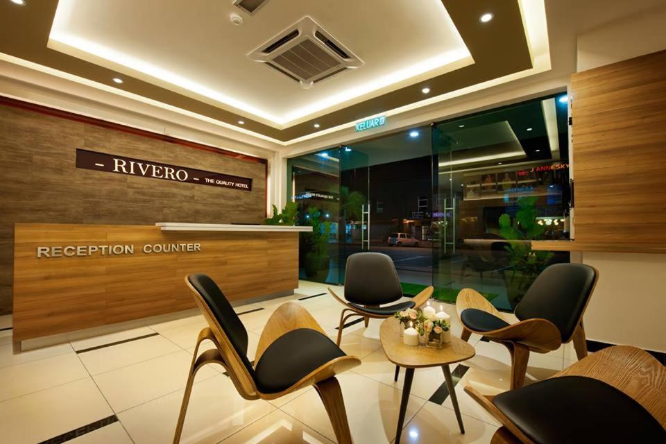 un hall avec des chaises et un comptoir de réception dans un magasin dans l'établissement Rivero Boutique Hotel Melaka, à Malacca