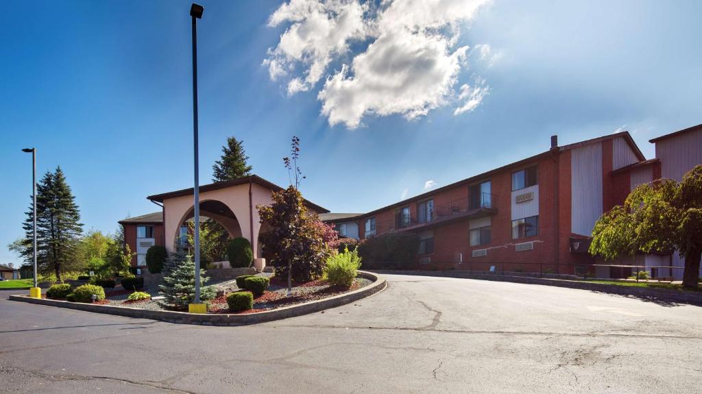 an empty parking lot in front of a building at Best Western Monticello in Monticello