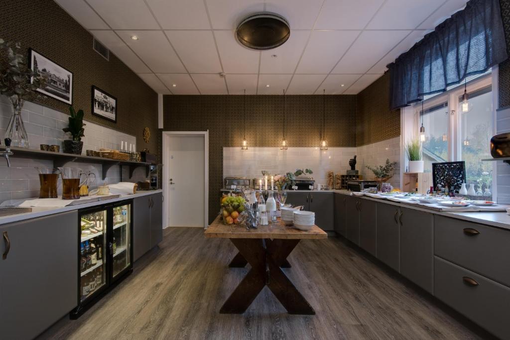 Kuchyň nebo kuchyňský kout v ubytování Bjurfors Hotell & Konferens