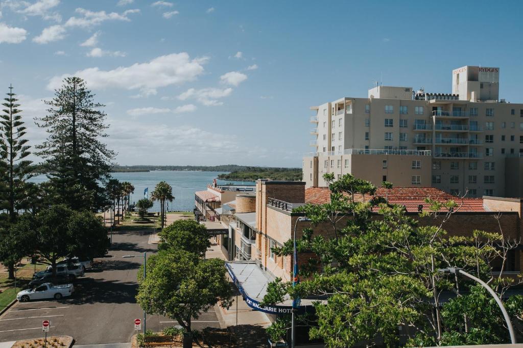 Port Macquarie Hotel في ميناء ماكواري: اطلاله على شارع في مدينه بها مباني