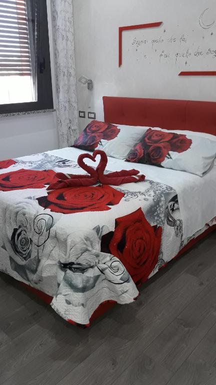 CavriagoにあるDolce Vita Lovely Suitesのベッドルーム1室(花の飾られたベッド2台付)