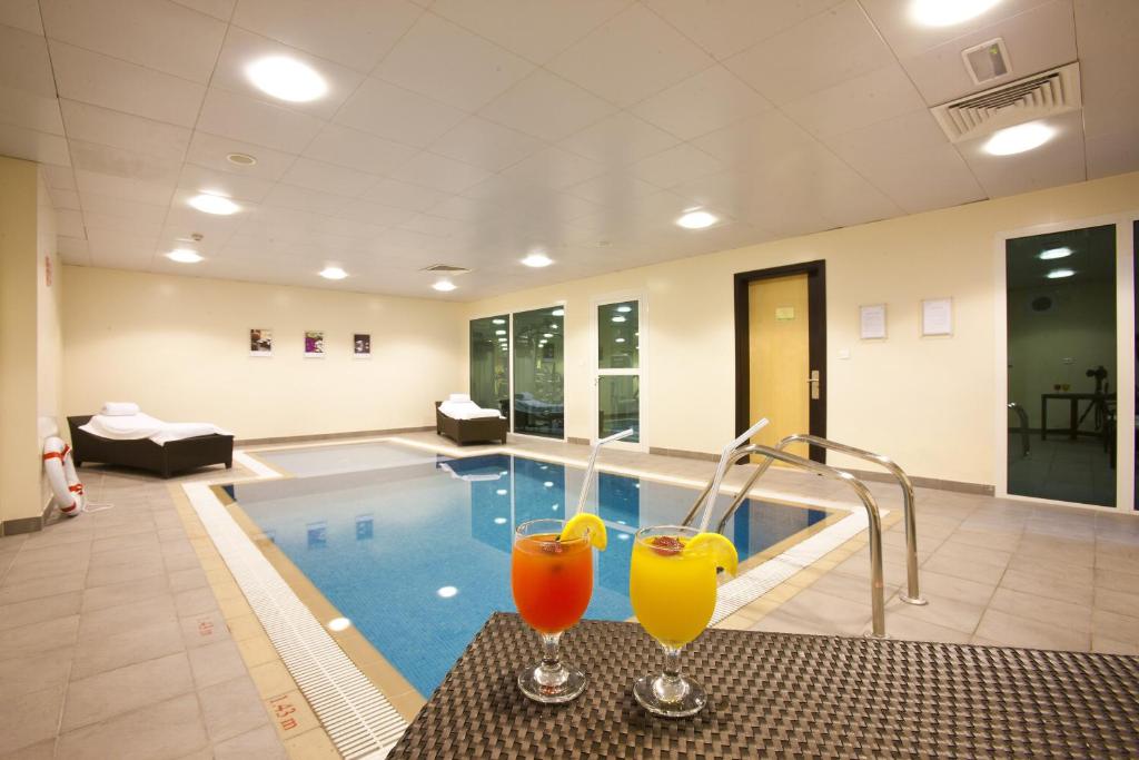 Bazén v ubytování Kingsgate Hotel Doha by Millennium Hotels nebo v jeho okolí