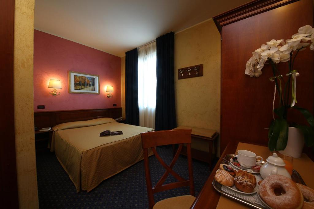 A bed or beds in a room at Hotel Abacus