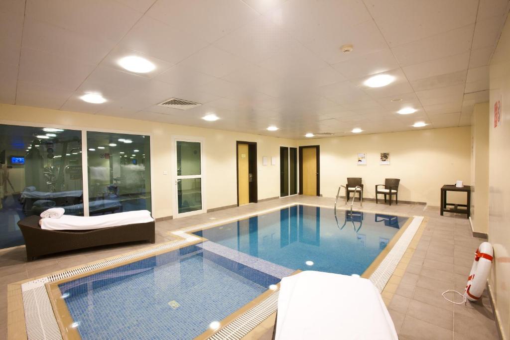 Bazén v ubytování Kingsgate Hotel Doha by Millennium Hotels nebo v jeho okolí