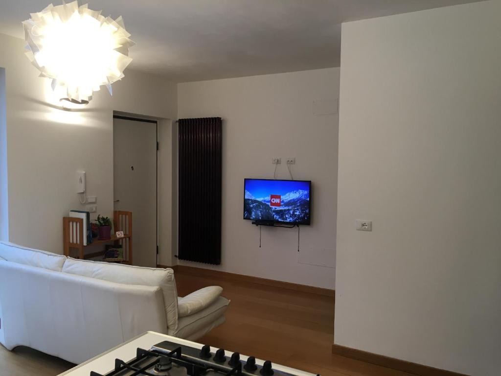 A television and/or entertainment centre at Guest House Le Acacie