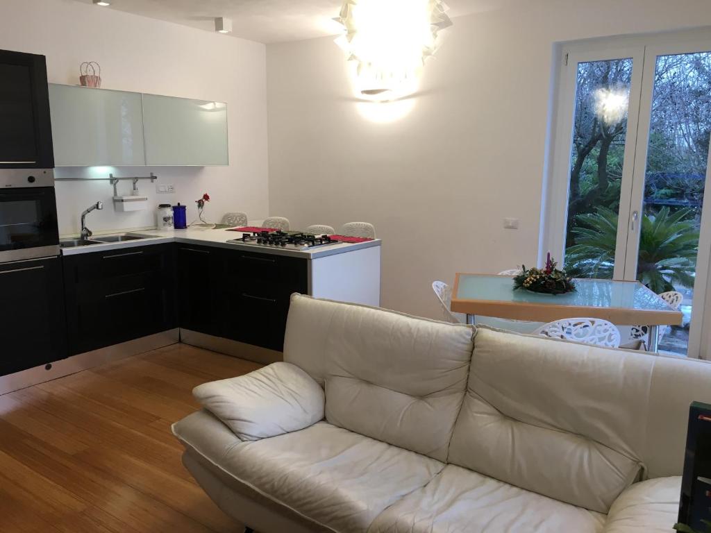 A kitchen or kitchenette at Guest House Le Acacie