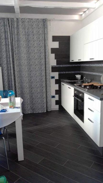 A kitchen or kitchenette at La Califfa