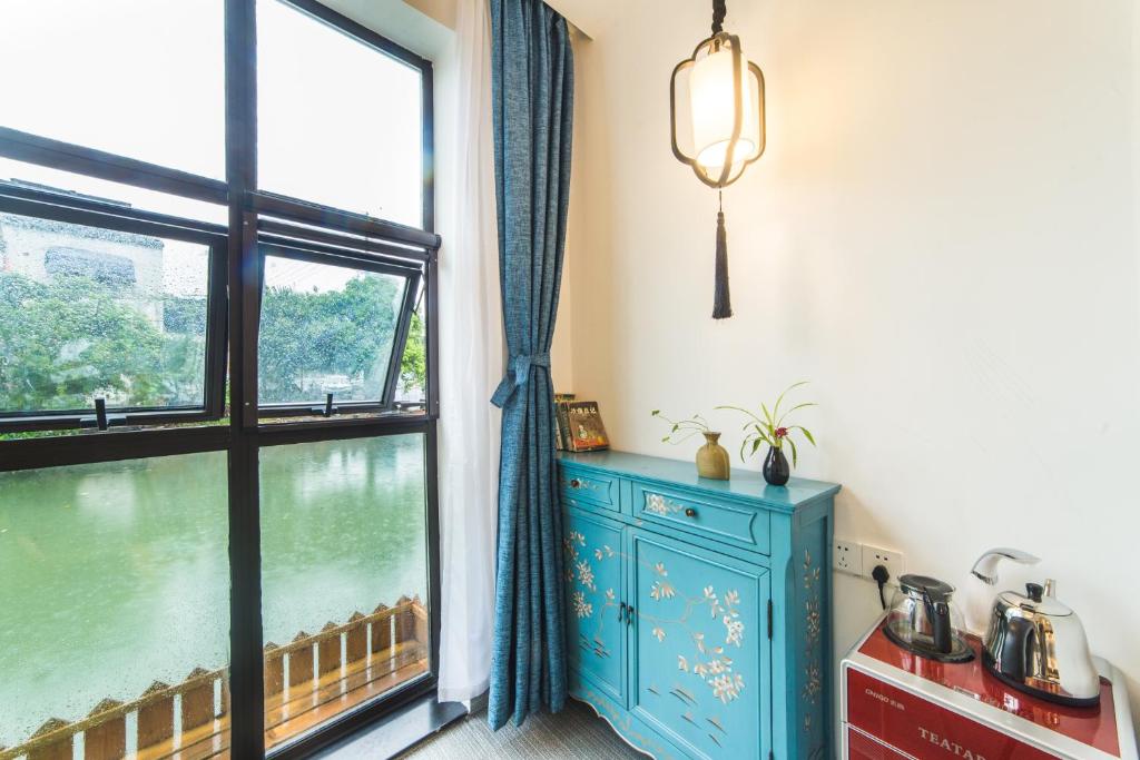 Příslušenství pro přípravu čaje a kávy v ubytování Tongli Slowlife River View Inn