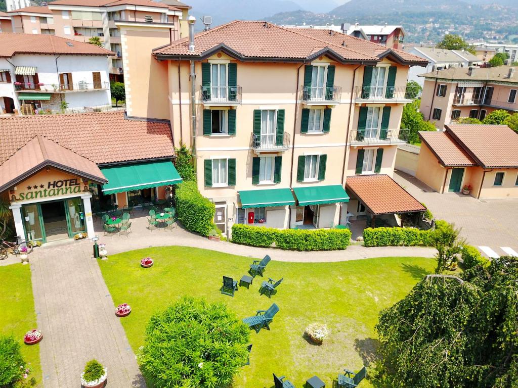 una vista aérea de un edificio con patio en Santanna en Verbania