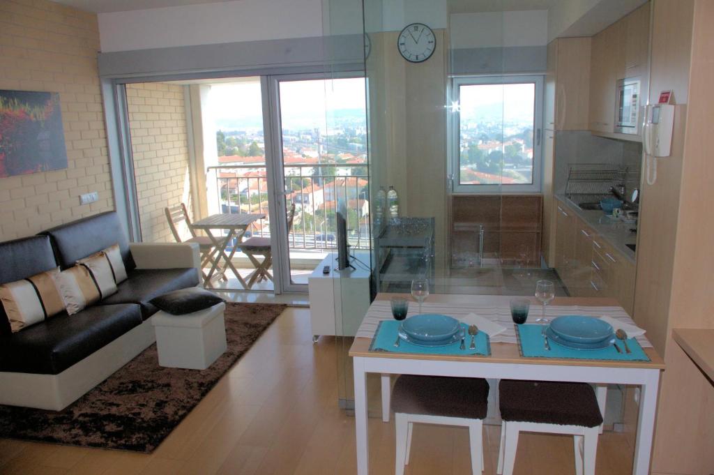 - un salon avec un canapé et une table dans l'établissement Studio Estádio do Dragão, à Porto