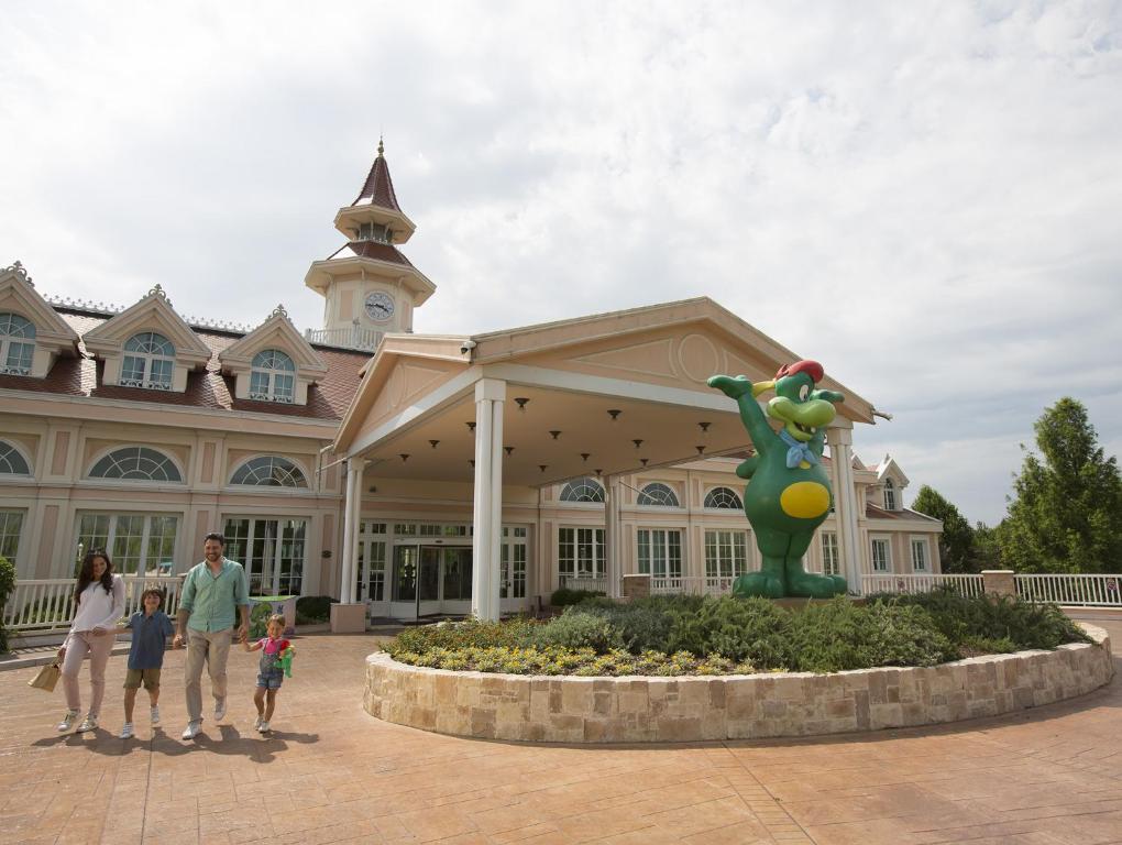 un grupo de personas de pie en frente de un edificio en Gardaland Hotel, en Castelnuovo del Garda