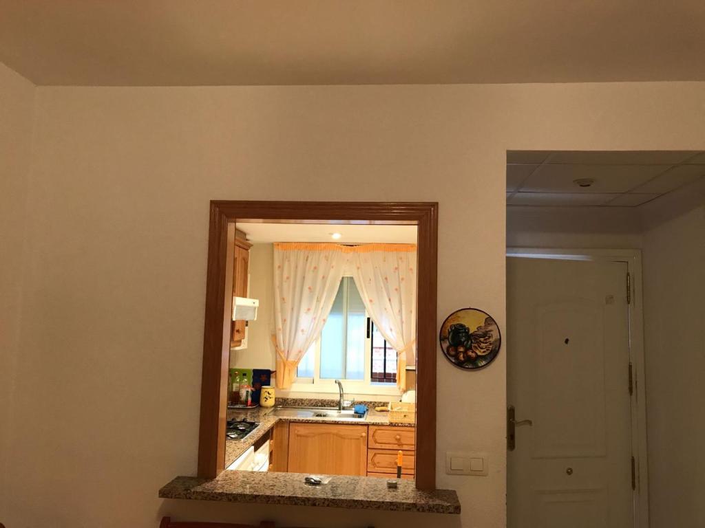 a kitchen with a mirror on the wall at Apartamento en Oropesa del Mar in Oropesa del Mar