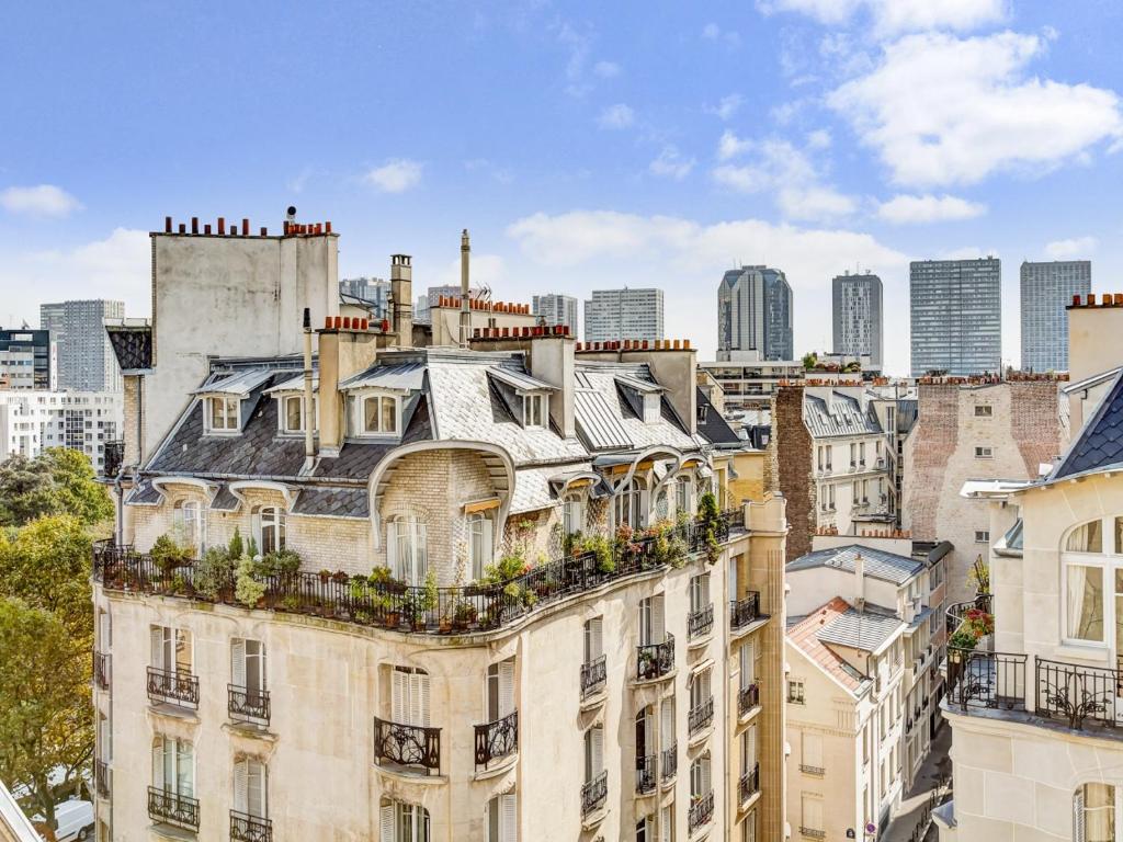 un edificio de apartamentos en París con vistas a la ciudad en Welkeys Apartment - La Fontaine en París