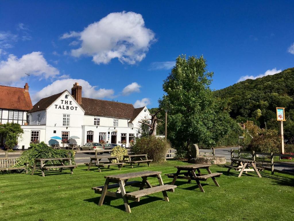 a group of picnic tables in front of a building at The Talbot at Knightwick in Broadwas