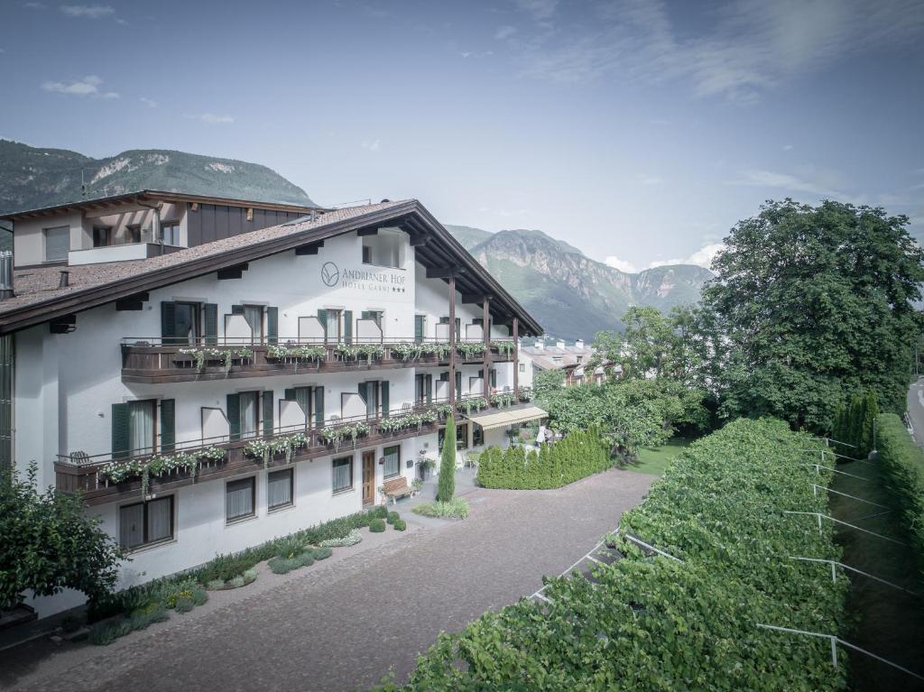 a view of a hotel with mountains in the background at Hotel Garni Andrianerhof in Andrian