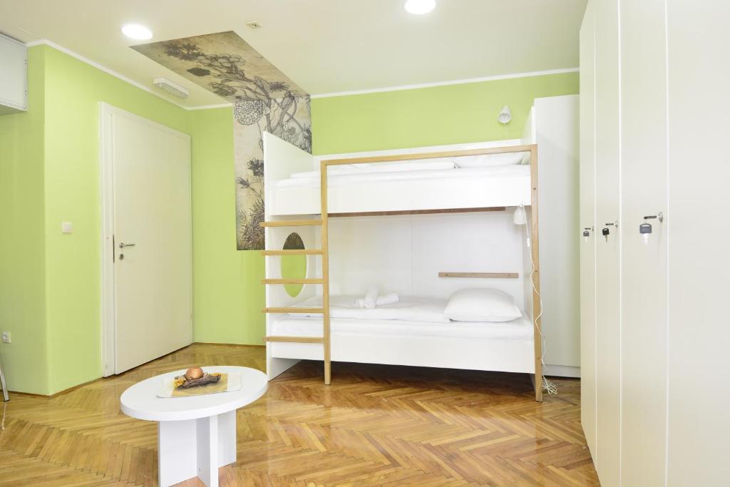 Un pat sau paturi într-o cameră la Hostel Sv. Lovre