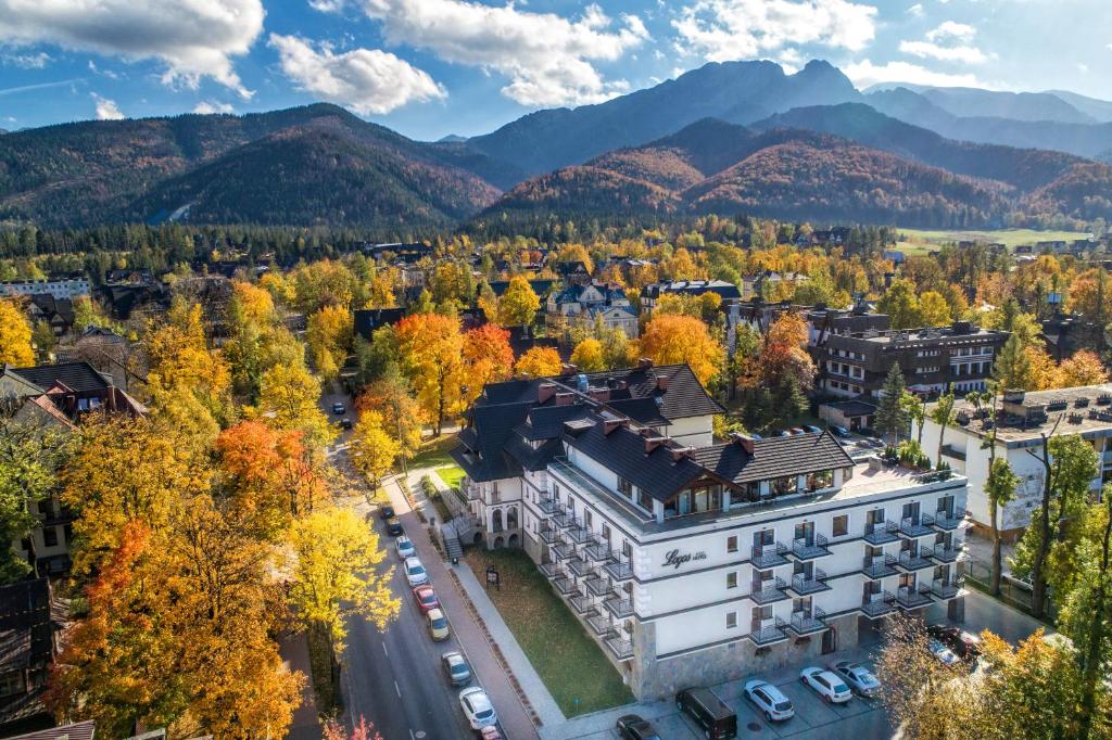 Nespecifikovaný výhled na hory nebo výhled na hory při pohledu z hotelu