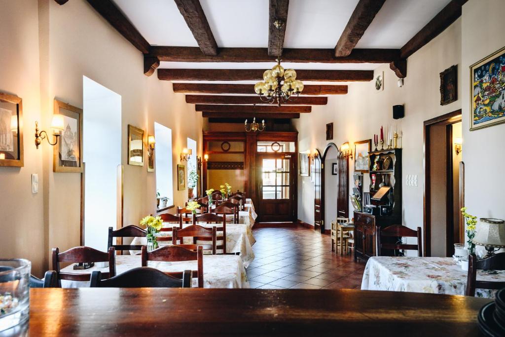 Reštaurácia alebo iné gastronomické zariadenie v ubytovaní Pensjonat Pod Wietrzną Górą