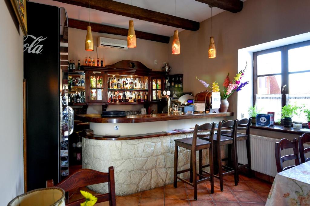 Lounge alebo bar v ubytovaní Pensjonat Pod Wietrzną Górą