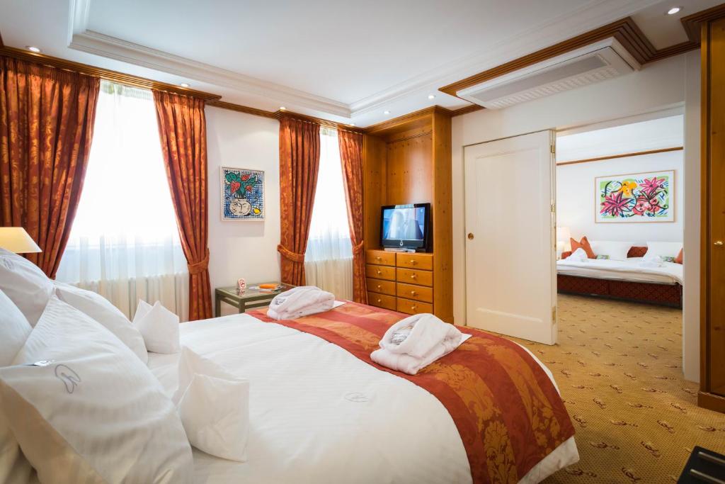 Postel nebo postele na pokoji v ubytování Hotel & Spa A la cour d'Alsace by HappyCulture