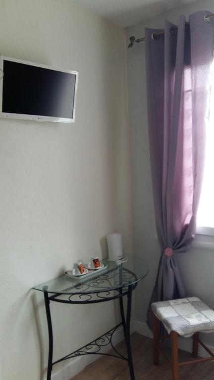 TV a/nebo společenská místnost v ubytování Hotel au Charme du Levat