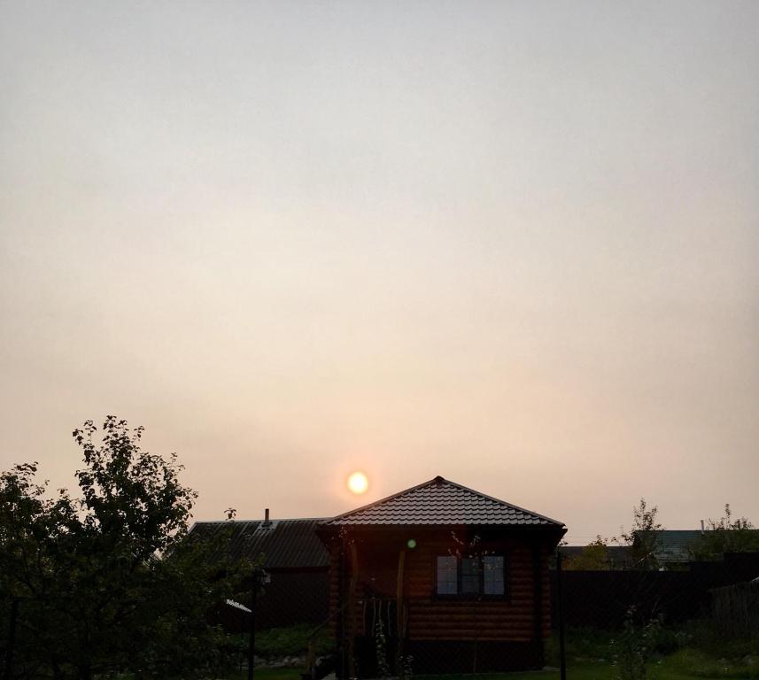 ヴァルダイにあるHoliday Home Podlipkiの夕日を背景にした家