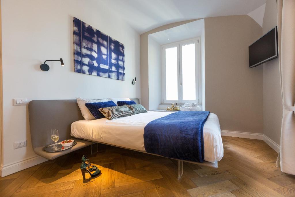 ein Schlafzimmer mit einem großen Bett und einem Fenster in der Unterkunft Palazzo Baj in Trastevere in Rom