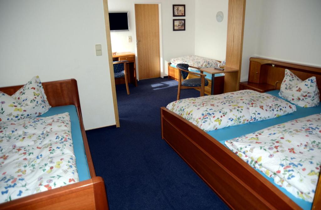 Cama ou camas em um quarto em Hotel Leise Garni