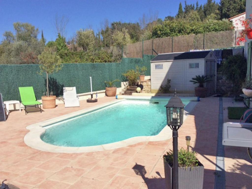 uma piscina num quintal com uma cerca em Tasteful Villa in Montauroux with Private Pool em Montauroux
