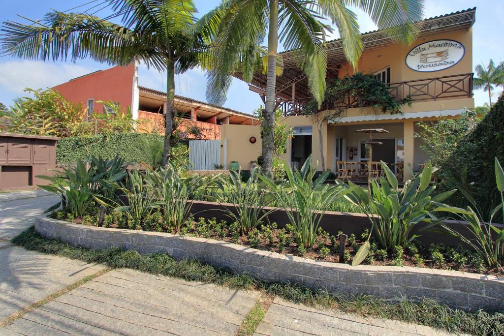 Um jardim em Pousada Villa Maritima
