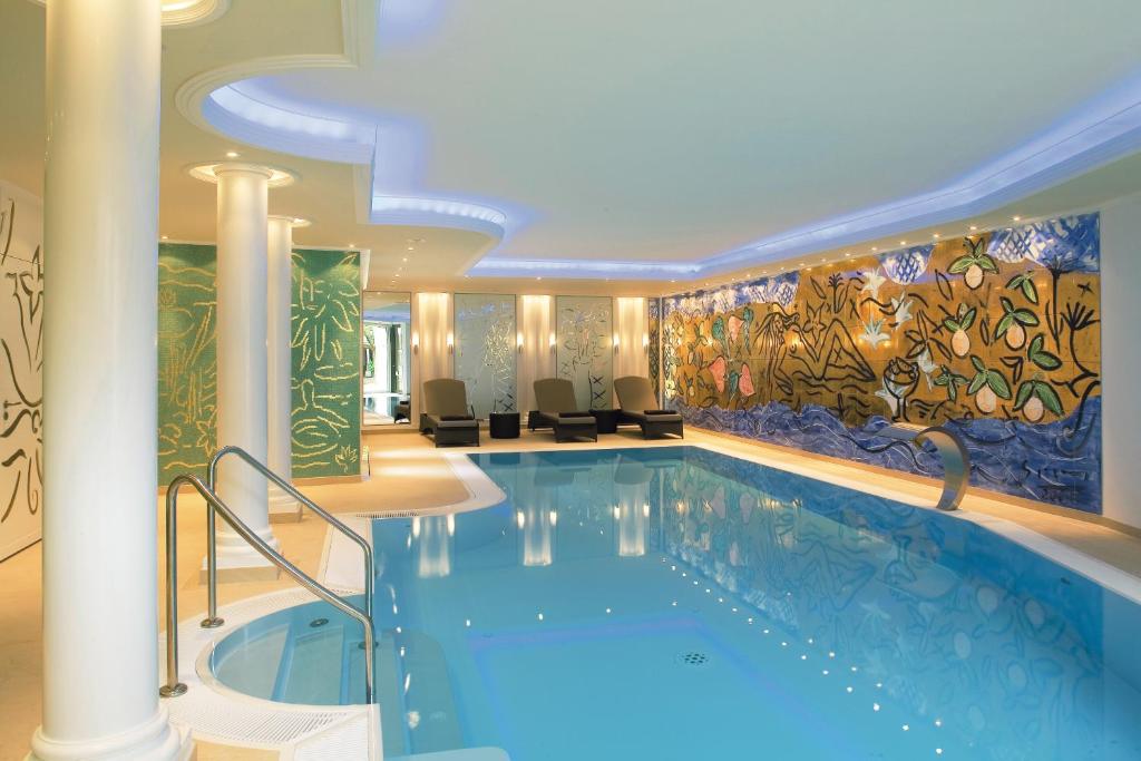 Bazén v ubytování Hotel & Spa A la cour d'Alsace by HappyCulture nebo v jeho okolí