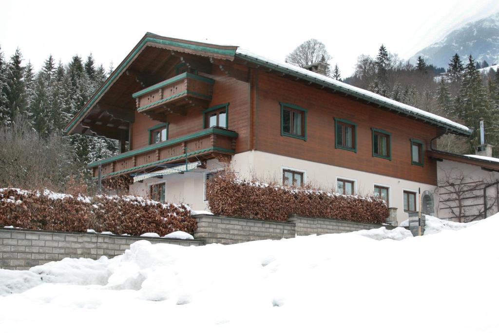 Un edificio con nieve delante en Andrea, en Leogang