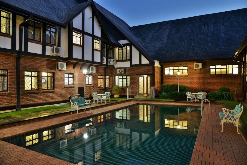 una casa con piscina en el patio en Cresta Churchill Hotel en Bulawayo