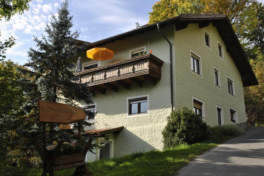 a building with a balcony with an umbrella on it at FeWo Radi an der Buchberger Leite in Hohenau