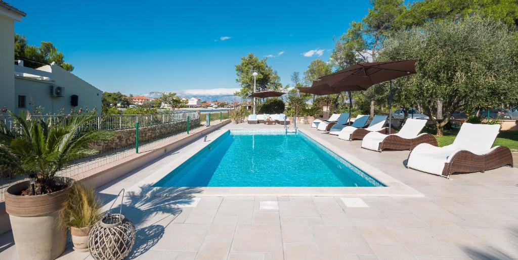 Bazén v ubytování Apartments Duranca nebo v jeho okolí