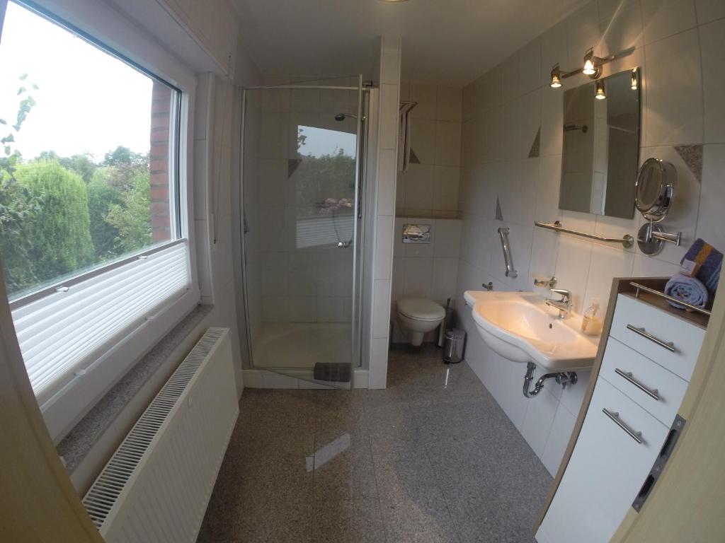 Koupelna v ubytování Haus Bramland --- 2 FeWo's --- EG 60qm und OG 55qm