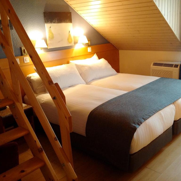 Postel nebo postele na pokoji v ubytování Hotel des Alpes