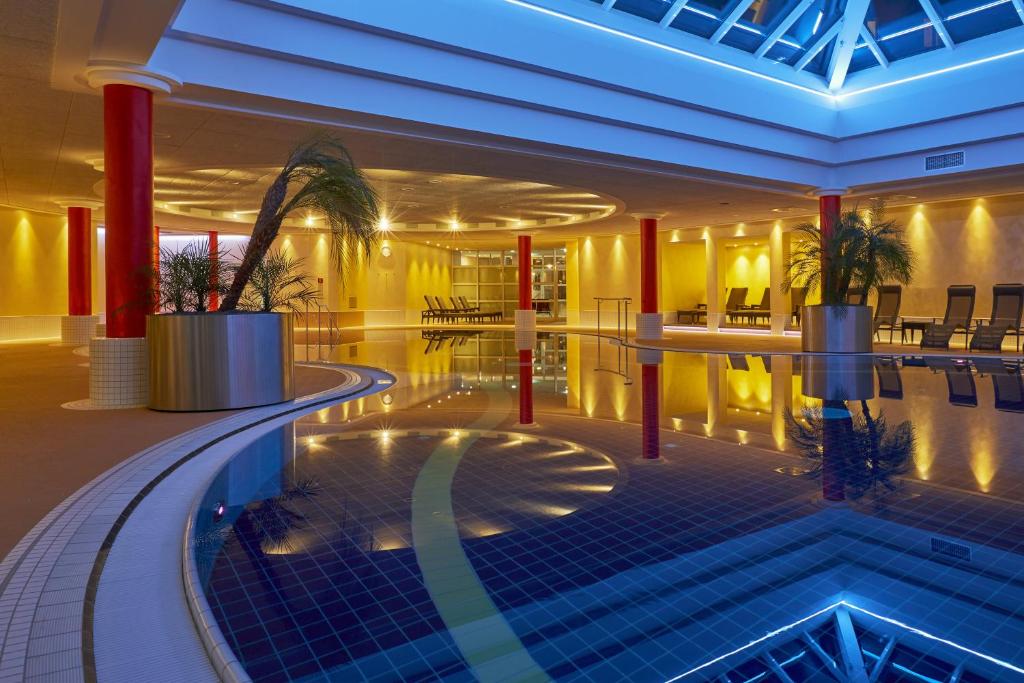 腓特烈羅達的住宿－腓特烈羅達H+水療酒店，酒店大堂,中间设有游泳池