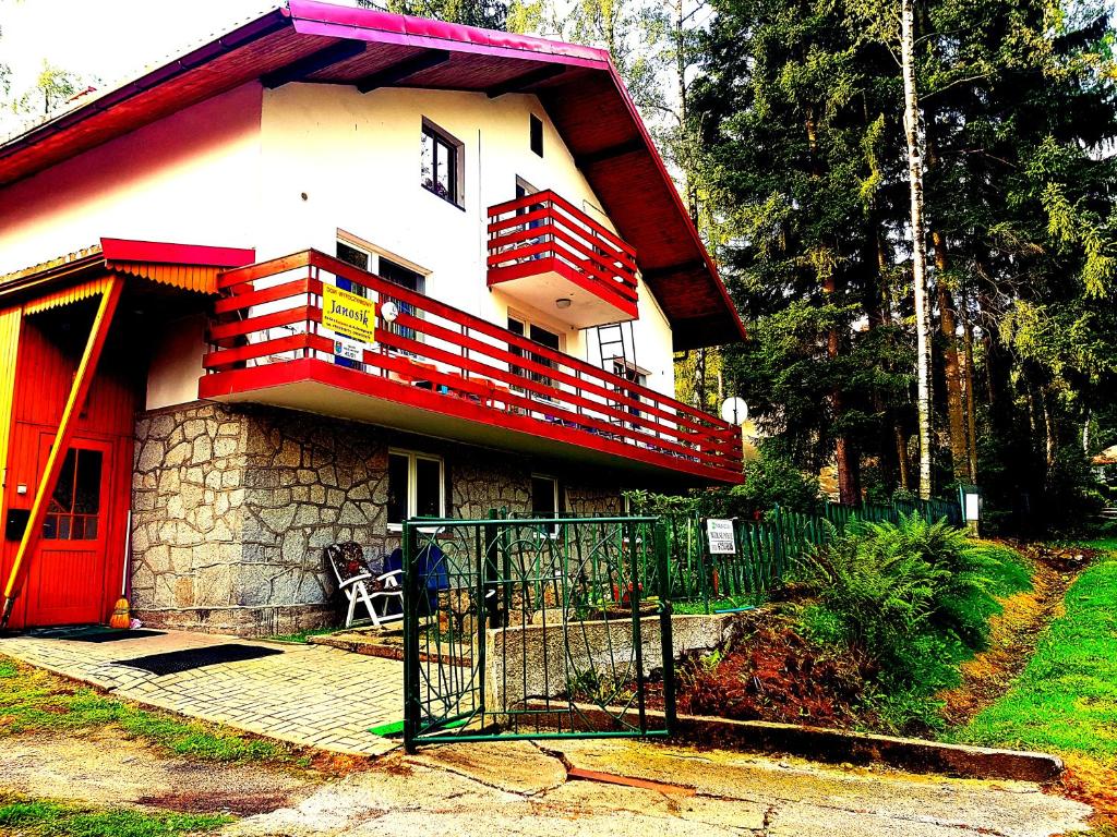 カルパチにあるWilla Janosikの赤いバルコニー付きの家