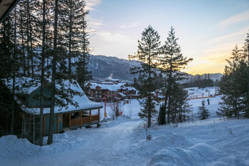Snow Creek Cabins by Fernie Lodging Co v zimě