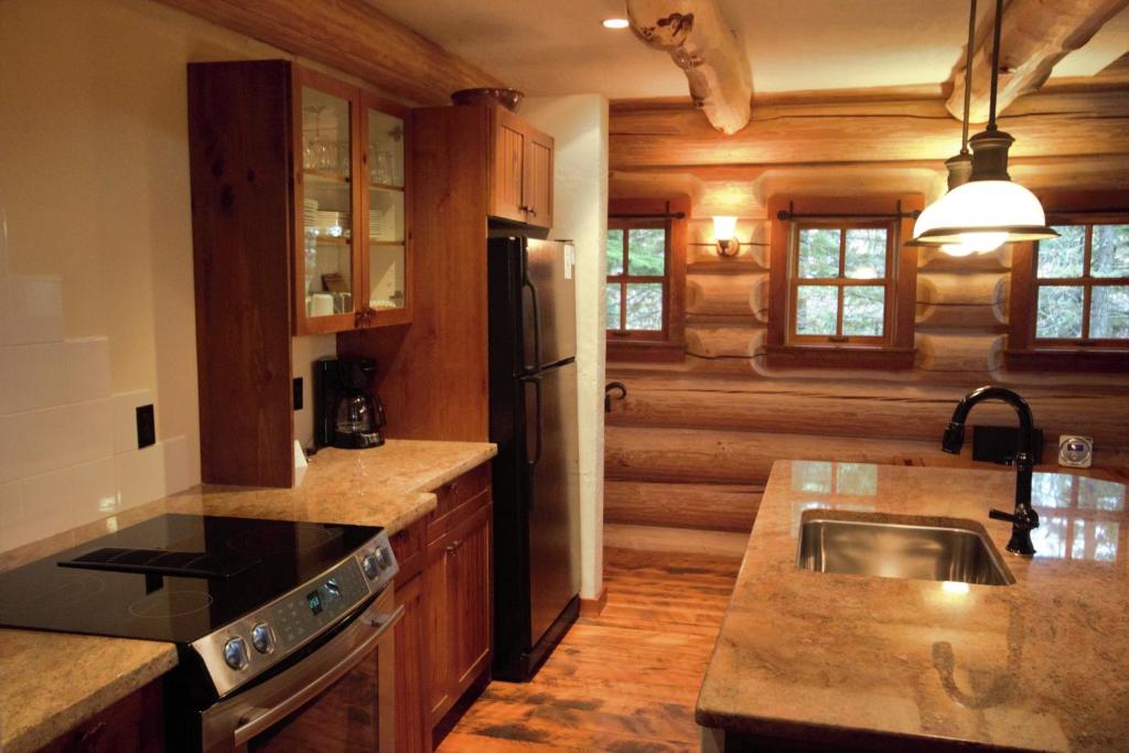 Kuchyň nebo kuchyňský kout v ubytování Snow Creek Cabins by Fernie Lodging Co