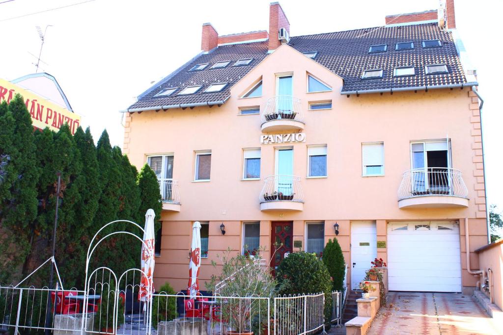 Casa grande con paneles solares en el techo en Kálmán Panzió, en Szeged