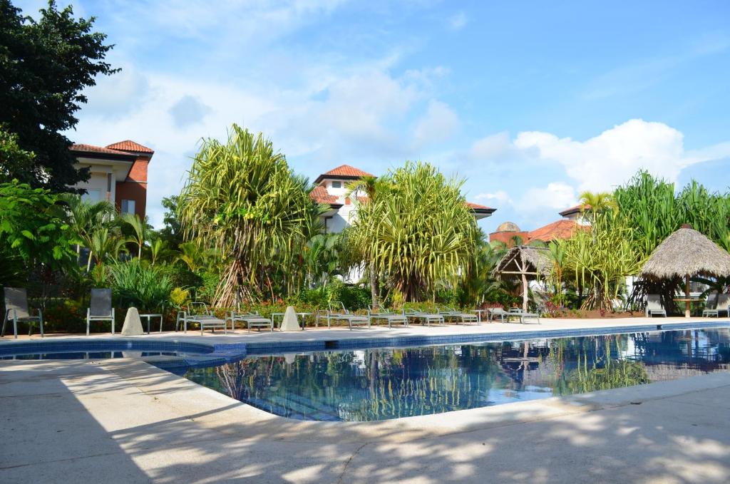 una piscina frente a un complejo en Palm Coast Luxury Rentals, en Esterillos Este