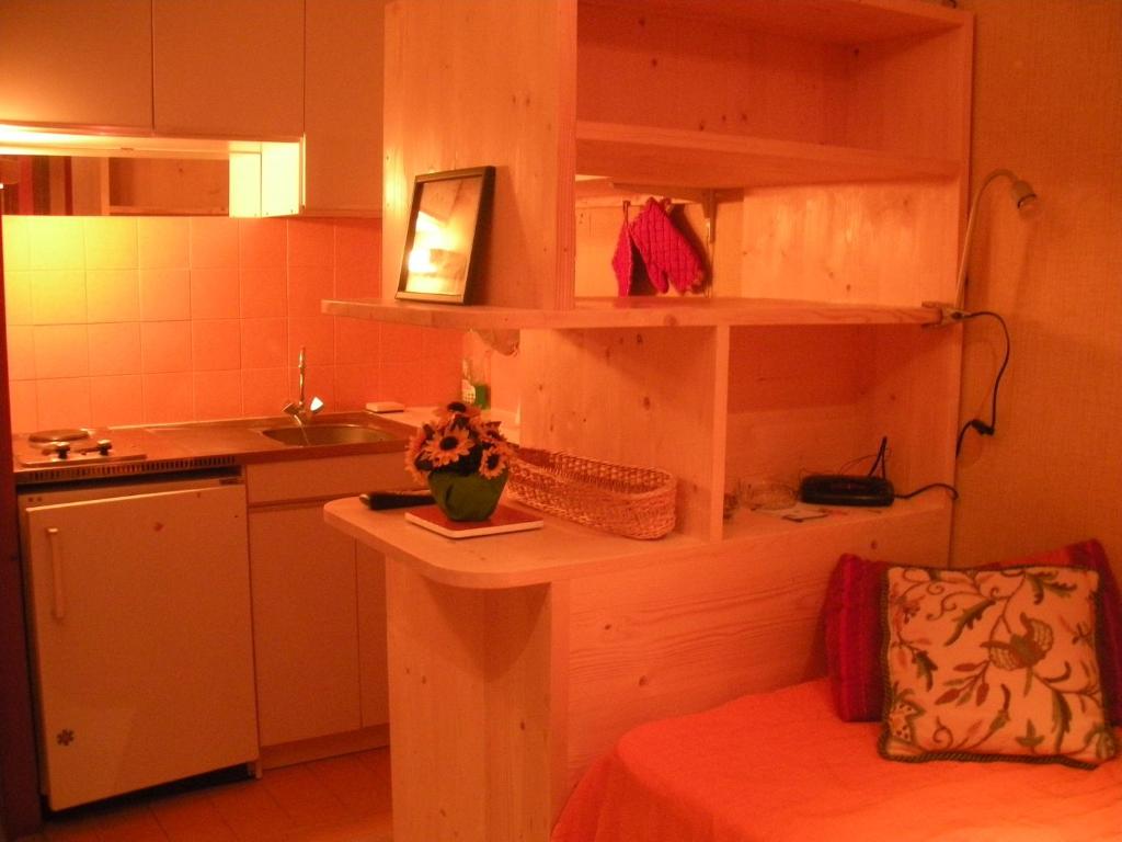 cocina con mesa y barra en una habitación en Studio Saint Lary Soulan, en Saint-Lary-Soulan