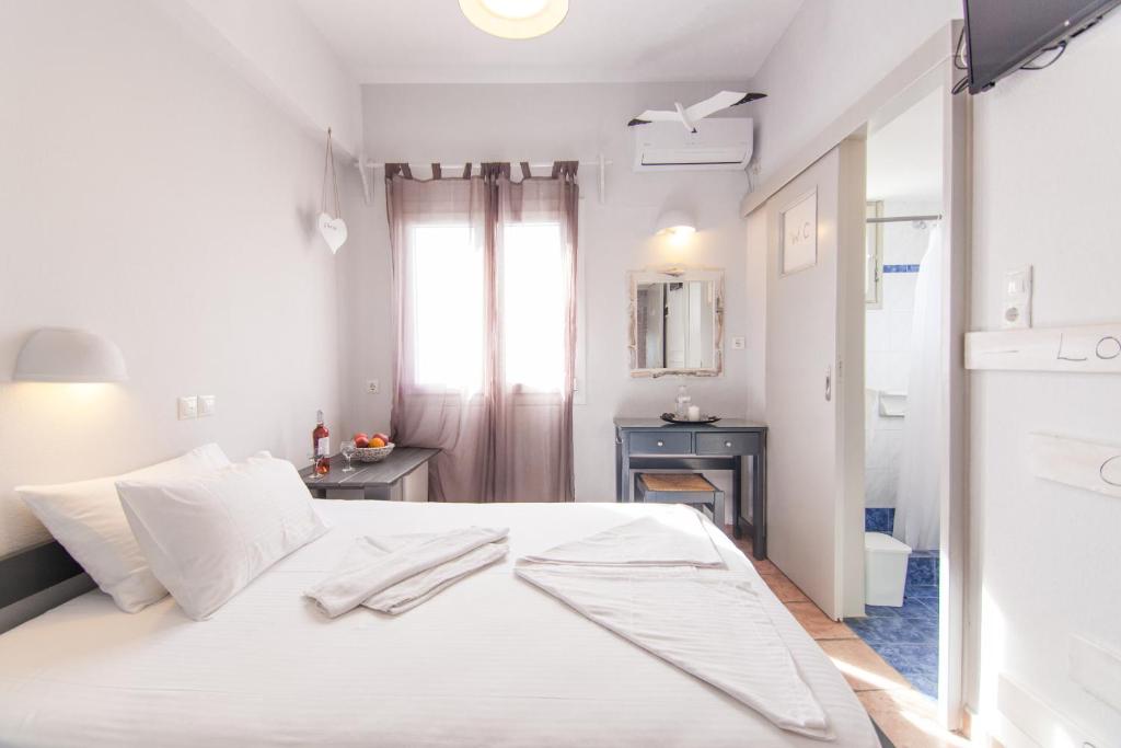Postel nebo postele na pokoji v ubytování Madaky Hotel