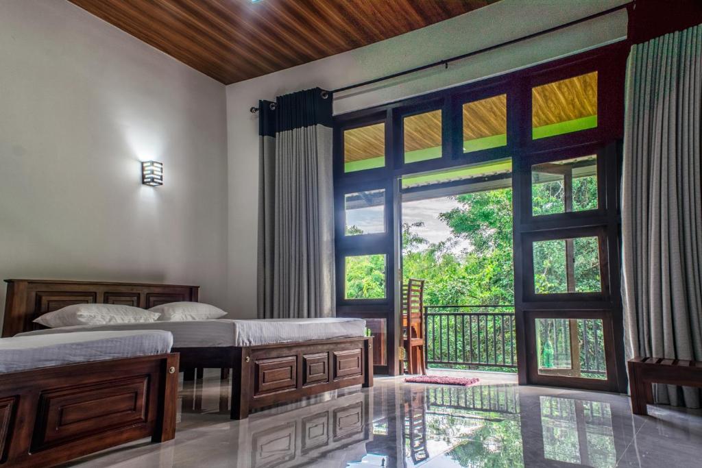 1 dormitorio con 2 camas y ventana grande en Wildescape Polonnaruwa en Polonnaruwa